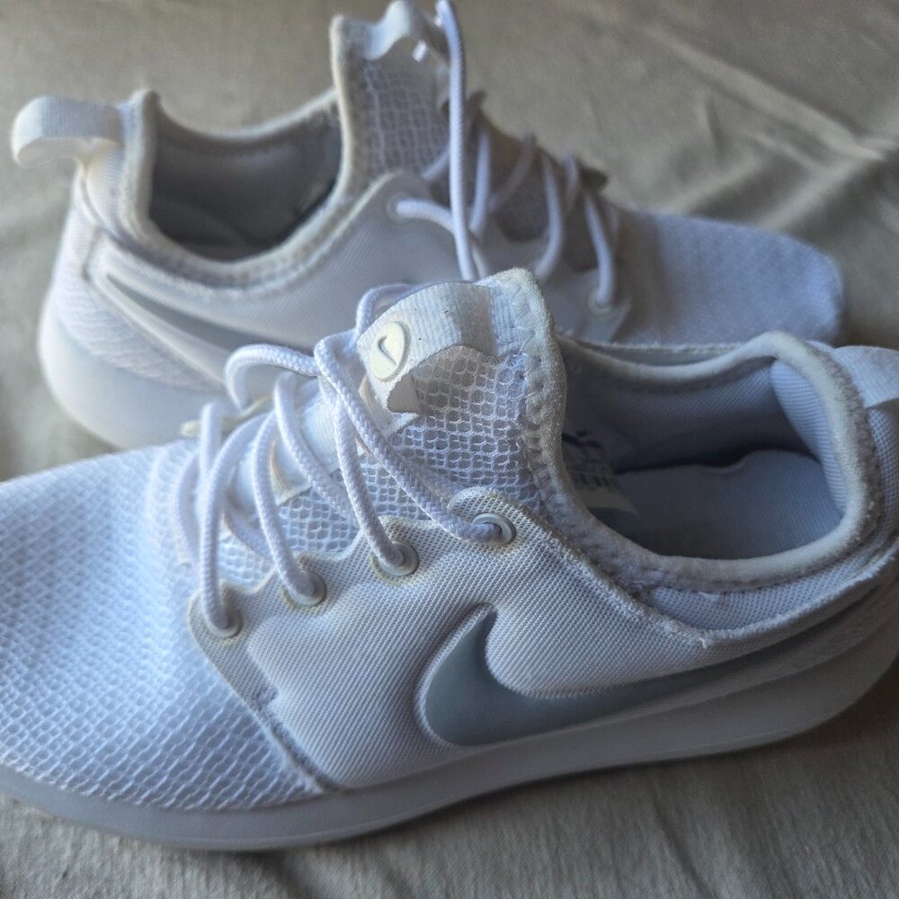 White Nike Sneakers 7.5